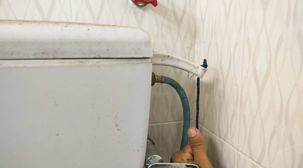 Chauffe-eau en cours de vidange avec un tuyau raccordé à la vanne de purge.